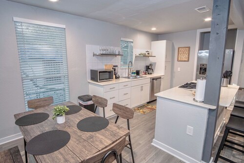 Stylish 4 Br/2ba Renovated Home Near Downtown