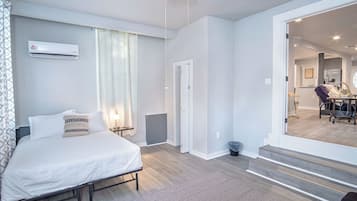 4 bedrooms, laptop workspace, iron/ironing board, bed sheets