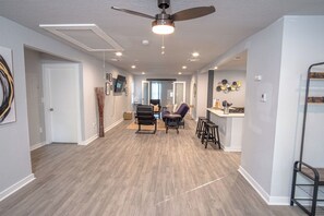 Interior - Stylish 4 Br/2ba Renovated Home Near Downtown (San Antonio)