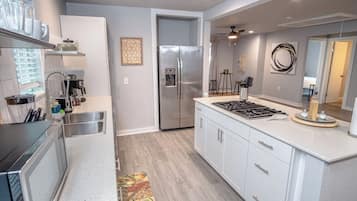House (4 Bedrooms) | Private kitchen | Microwave, oven, stovetop, cookware/dishes/utensils
