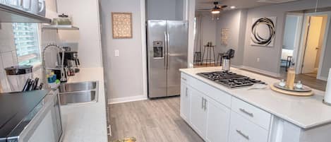 Microondas, horno, placa de cocina, utensilios de cocina