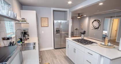 Stylish 4 Br/2ba Renovated Home Near Downtown