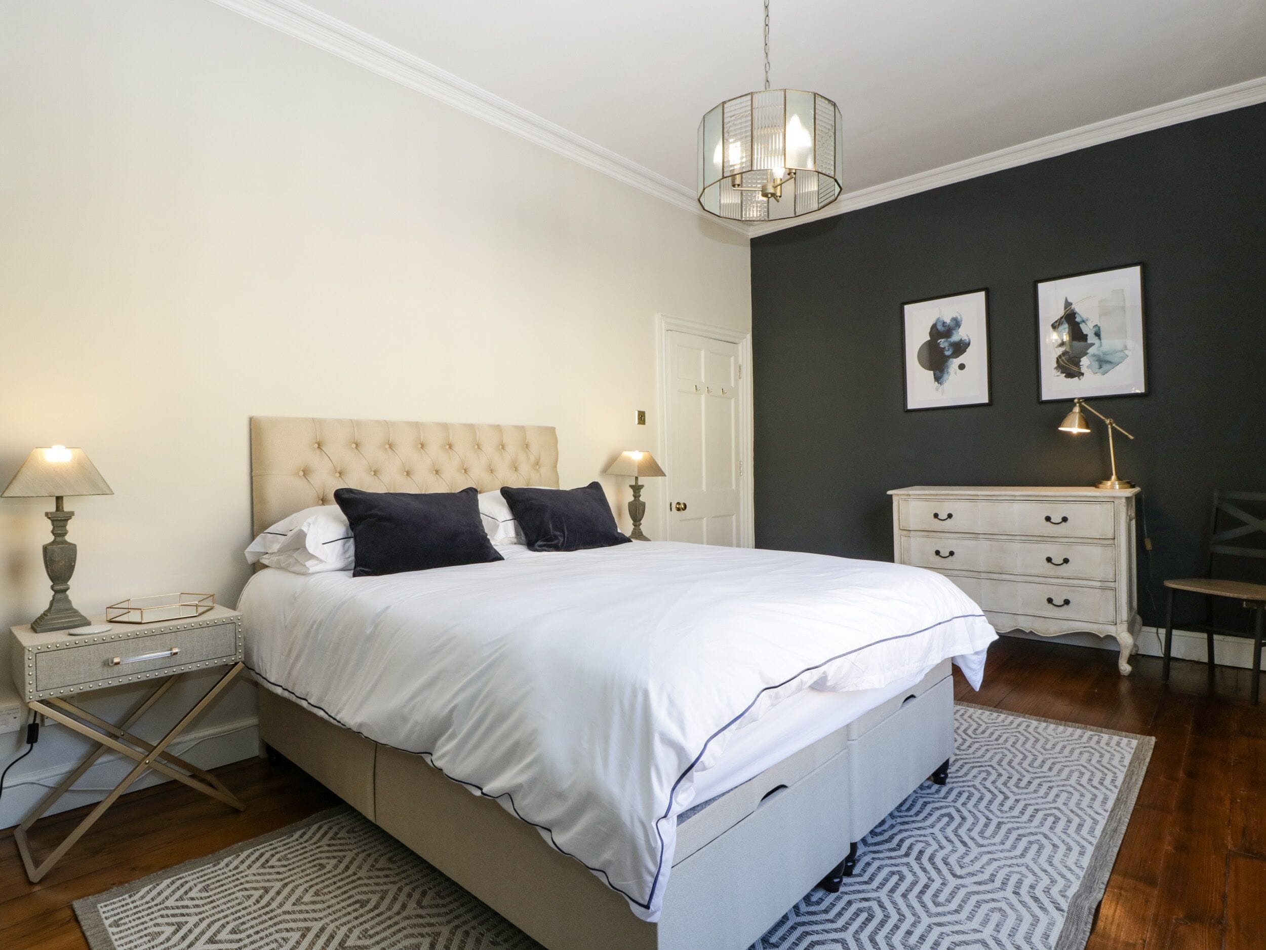 4 عدّة غرف نوم وبديكورات فريدة لكل غرفة وطراز فريد لكل وحدة