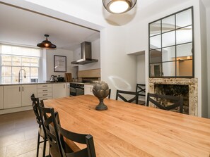 Cottage | Private kitchen | Fridge, dishwasher, electric kettle, toaster - 23 Daniel Street (Bath)