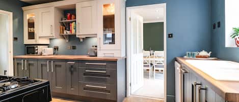 Casa de campo | Cocina privada | Refrigerador, lavavajillas, tetera eléctrica y utensilios de cocina