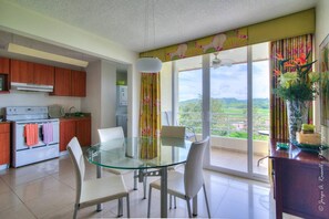 Departamento, 2 camas Queen size | Cocina privada | Refrigerador, microondas, horno y parrilla de estufa 