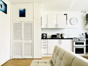 Appartement | Cuisine privée | Réfrigérateur, four à micro-ondes, un four, surface de cuisson