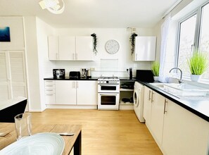 Appartement | Cuisine privée | Réfrigérateur, micro-ondes, four, plaque de cuisson