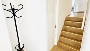 A staircase with wooden steps and a white door at the top. - Beautiful 3-bed Apartment With Driveway Parking (Nottingham)