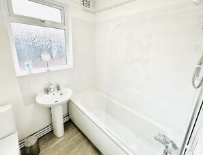 Apartment | Bilik Mandi | Gabungan pancuran/tab mandi, tab mandi rendaman dalam, pengering rambut 
