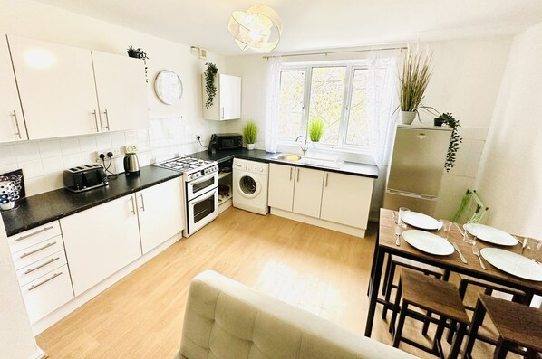 Appartement | Cuisine privée | Réfrigérateur, four à micro-ondes, un four, surface de cuisson