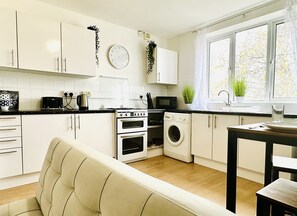 Departamento | Cocina privada | Refrigerador, microondas, horno y parrilla de estufa 