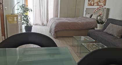 Apartment - Sleeps 2 - Parking - 5min To La Frasca