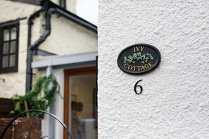 A house number '6' and a sign reading 'Ivy Cottage'. - Luxury Thatched Country Cottage - Dartmoor, Devon (Exeter)