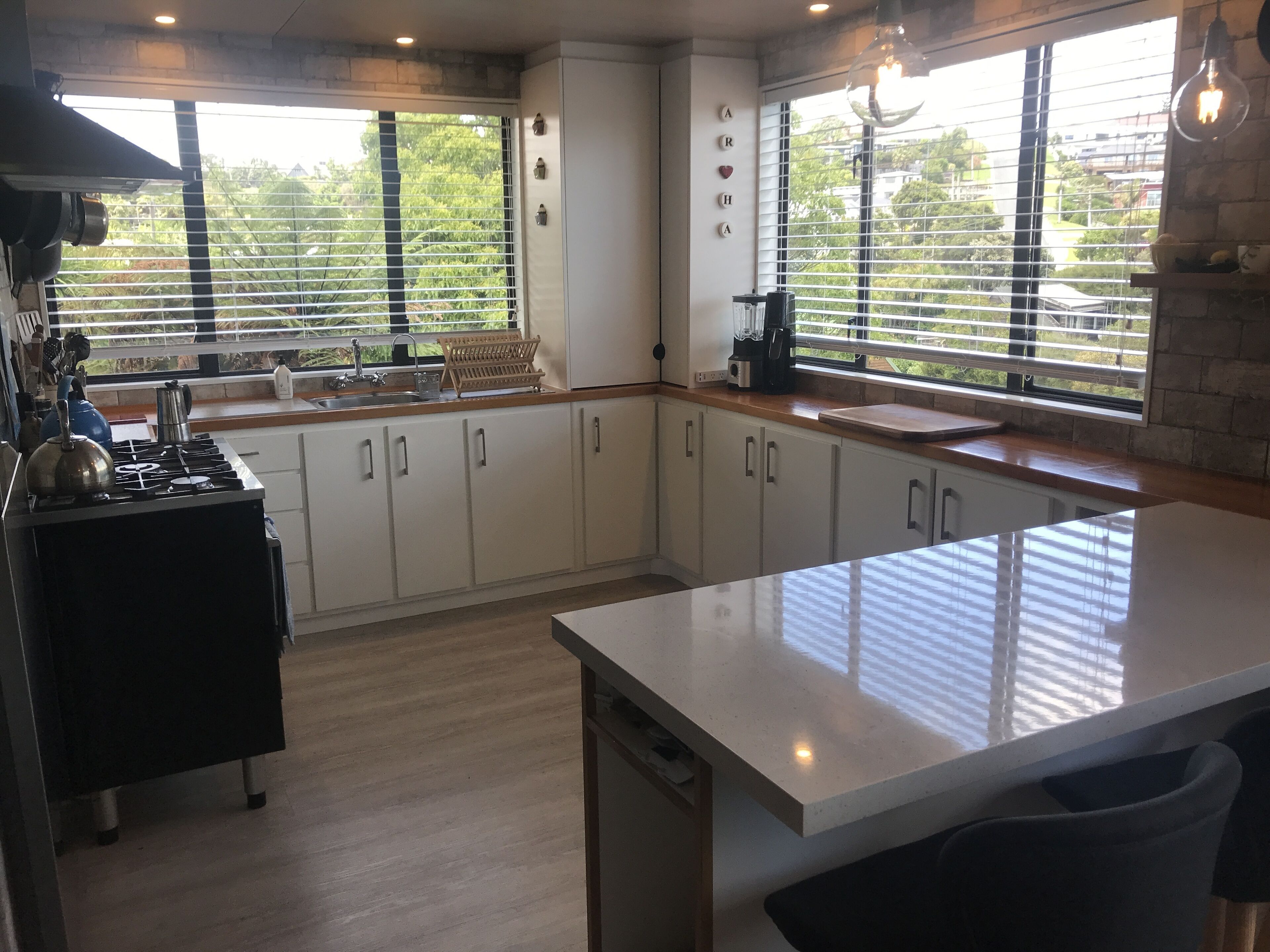 Een koelkast, een oven, een kookplaat, een waterkoker