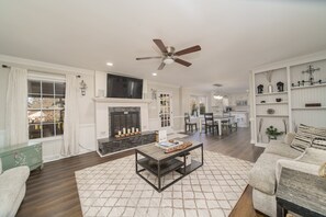 Smart TV, chimenea, estéreo y monitor de computadora 