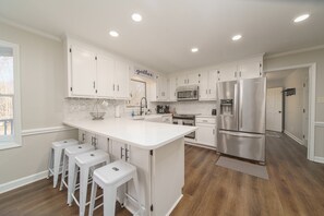 Refrigerador, microondas, horno y parrilla de estufa 