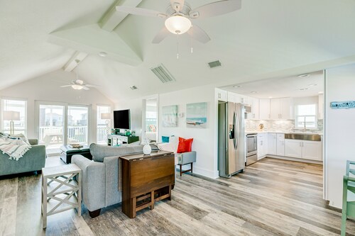 Beautiful Home with Partial Gulf View, WiFi, Enclosed Yard, & Community Pool