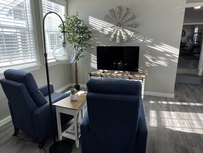 Smart TV, fireplace, DVD player, stereo