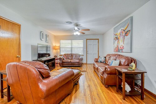 Vintage home in heart of OU country--uniquely decorated OK themed home--ATT wifi