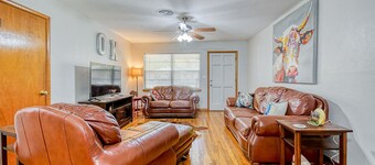 Vintage home in heart of OU country--uniquely decorated OK themed home--ATT wifi