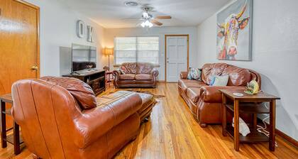 Vintage home in heart of OU country--uniquely decorated OK themed home--ATT wifi