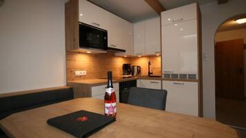 Kühlschrank, Mikrowelle, Ofen, Geschirrspüler