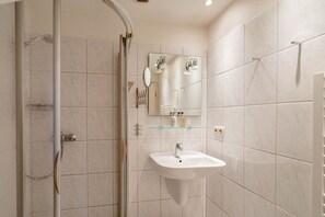 Douche, séchoir à cheveux, serviettes fournies