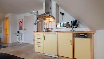 Køleskab, mikrobølgeovn, kogeplade, opvaskemaskine