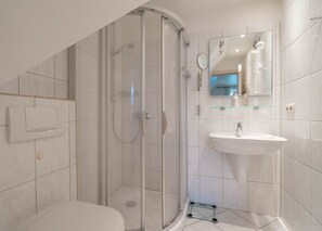 Dusj, hårføner og håndklær