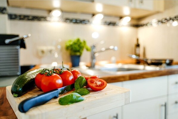 Fridge, microwave, stovetop, coffee/tea maker - Eidum Strand - Relaxed island life: Cozy vacation apartment in Westerland (Sylt)