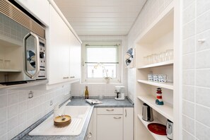 Kühlschrank, Mikrowelle, Herdplatte, Geschirrspüler