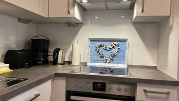 KĂŒhlschrank, Ofen, Herdplatte, GeschirrspĂŒler