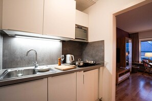 Réfrigérateur, micro-ondes, plaque de cuisson, cafetière/bouilloire