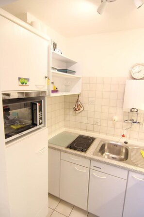 Refrigerador, microondas, parrilla de estufa y cafetera y tetera 