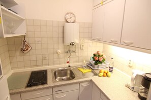 Kjøleskap, mikrobølgeovn, kokeplater og kaffetrakter/tekoker