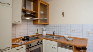 Geladeira, micro-ondas, cooktop, lava-louças
