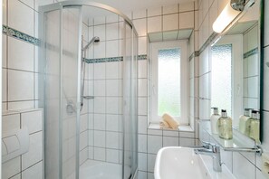 Dusche, Haartrockner, Handtücher