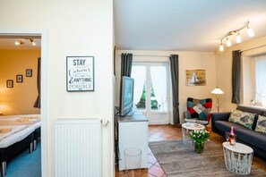 Een televisie en een stereo