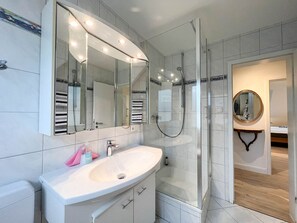 Shower, hair dryer, towels