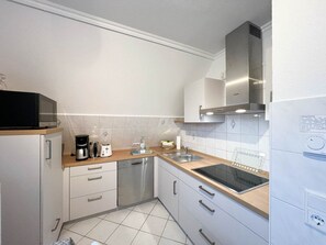 Kjøleskap, mikrobølgeovn, kokeplater og oppvaskmaskin