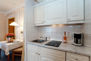 Kjøleskap, kokeplater, kaffetrakter/tekoker og vannkoker