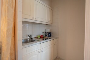 Kjøleskap, kokeplater, kaffetrakter/tekoker og vannkoker