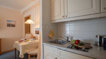 Fridge, stovetop, coffee/tea maker, electric kettle