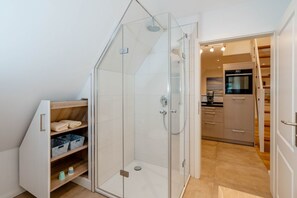 Dusche, Haartrockner, Handtücher