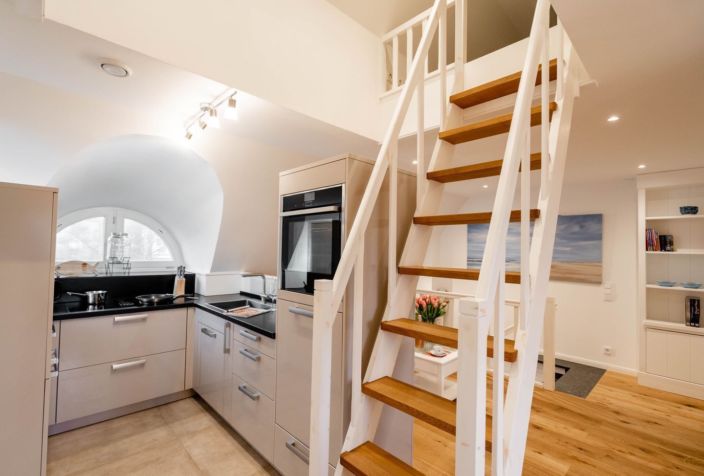 Frigorífico, horno, placa de cocina y lavavajillas