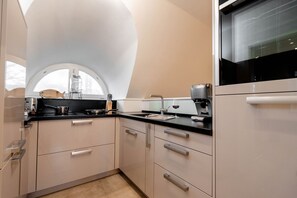 Fridge, oven, stovetop, dishwasher