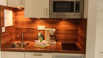 Réfrigérateur, micro-ondes, plaque de cuisson, lave-vaisselle