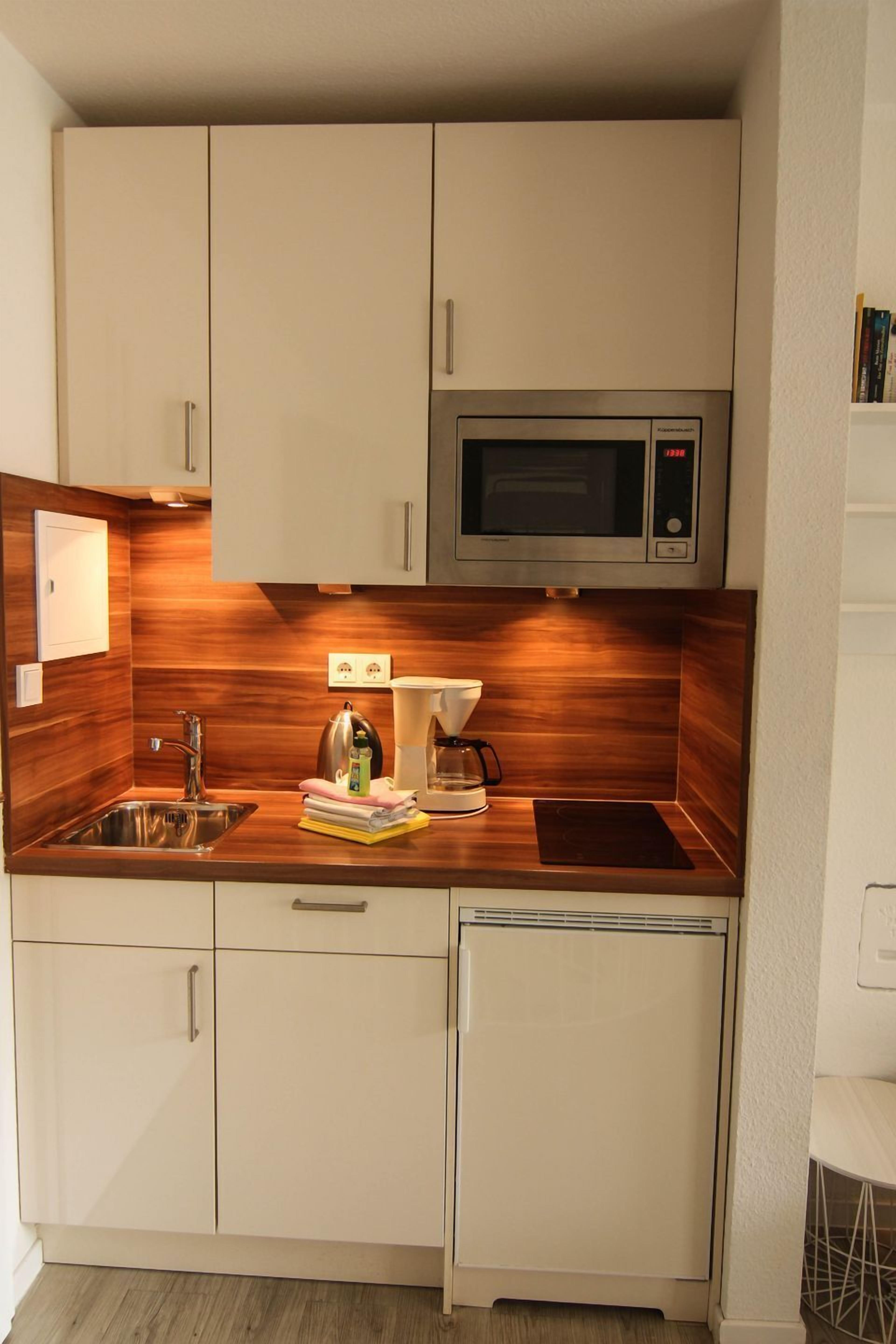 Kühlschrank, Mikrowelle, Herdplatte, Geschirrspüler