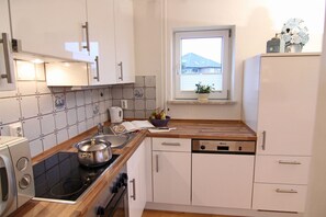 Kühlschrank, Mikrowelle, Ofen, Herdplatte